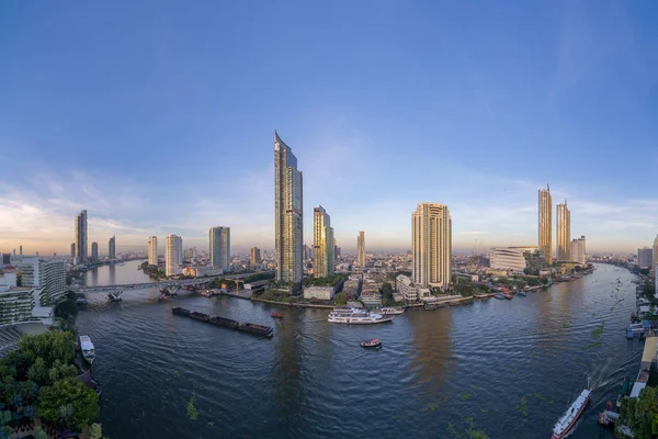 Tayland Chao Phraya Nehri Nin Kıyısındaki Bangkok Şehrinin Gökyüzü Manzarası — Stok fotoğraf