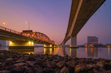 Rama 3 Köprüsü ve Chao Phraya Nehri süspansiyon mimari konsepti, Urban City, Bangkok. Gece şehir merkezinde, Tayland 'da.