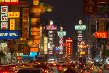 Bangkok City, Tayland 'daki Yaowarat yolunda bir gece marketi caddesi. Çin reklamlarıyla dolu ünlü turist cazibesi. Reklam panosu olan turist arabaları. Çin kasabası.
