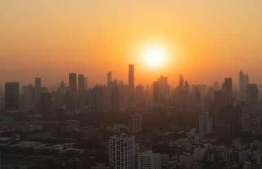 Tayland 'ın başkenti Skyline' ın havadan görüntüsü. Finansal bölge ve Asya 'nın akıllı kentsel kentindeki iş merkezleri. Gün batımında gökdelen ve yüksek binalar.