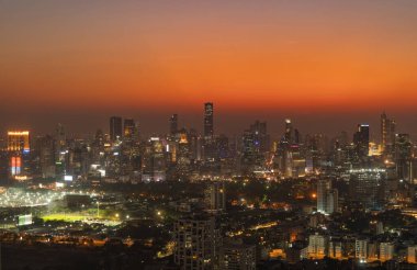 Tayland 'ın başkenti Skyline' ın havadan görüntüsü. Finansal bölge ve Asya 'nın akıllı kentsel kentindeki iş merkezleri. Geceleri gökdelen ve yüksek binalar.