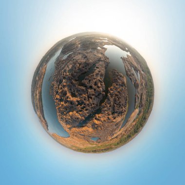 Küçük gezegen 360 derece küre. Sam Phan Bok 'un hava manzarası, Ubon Ratchathani, Tayland. Kuru kaya resifi. Doğa manzarası. Tayland 'ın Büyük Kanyonu.