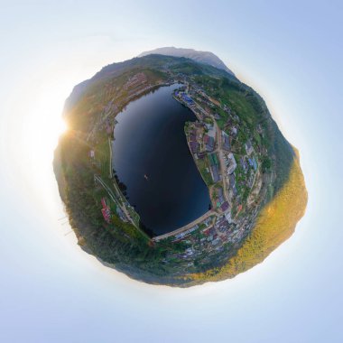 Küçük gezegen 360 derece küre. Ban Rak Thai köyünün panorama manzarası, Çin oteli, Mae Hong Son, Tayland. Seyahat ve tatilde doğa manzarası.