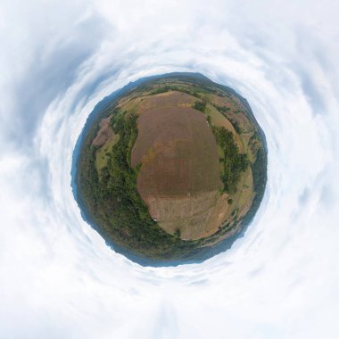 Küçük gezegen 360 derece küre. Kuru çim, pirinç ve ekin tarlalarından oluşan, yeşil dağ tepeli, ziraat kavramına uygun bir panorama. Doğa manzarası. Hasat et. kuraklık.