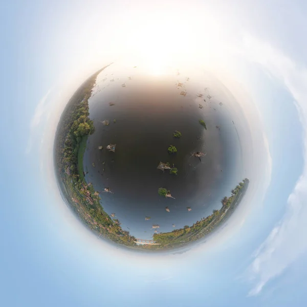 Küçük Gezegen 360 Derece Küre Gün Batımında Kanal Göl Nehirde — Stok fotoğraf