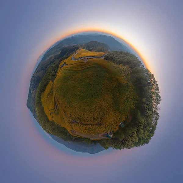 小行星360度球体泰国Mae Hong Son国家园林公园和山地树木Marigold或黄花全景 自然景观 邓宝堂 — 图库照片