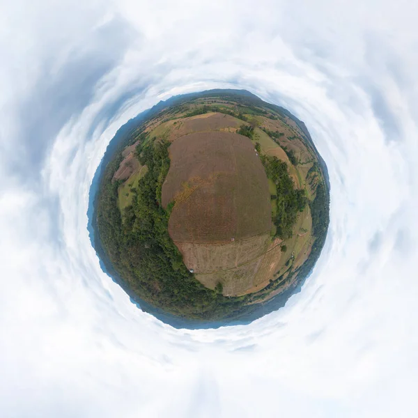 小行星360度球体农业概念中的青山青草 稻田空中俯瞰全景 自然景观 — 图库照片