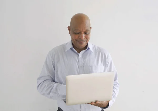 Portret Szczęśliwego Uśmiechniętego Seniora Starszego Biznesu Czarny Afroamerykanin Człowiek Wpisujący — Zdjęcie stockowe