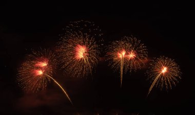 Geceleri uluslararası havai fişek festivali gösterisi. Siyahta izole edilmiş tatil kutlamalarında çeşitli renkli havai fişekler. Mutlu Yıllar Arkaplanı.