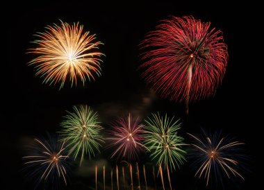 Geceleri uluslararası havai fişek festivali gösterisi. Siyahta izole edilmiş tatil kutlamalarında çeşitli renkli havai fişekler. Mutlu Yıllar Arkaplanı.