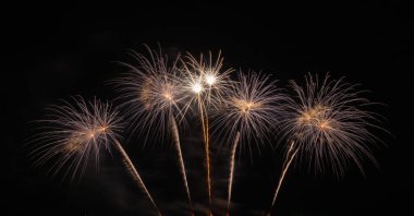 Geceleri uluslararası havai fişek festivali gösterisi. Siyahta izole edilmiş tatil kutlamalarında çeşitli renkli havai fişekler. Mutlu Yıllar Arkaplanı.