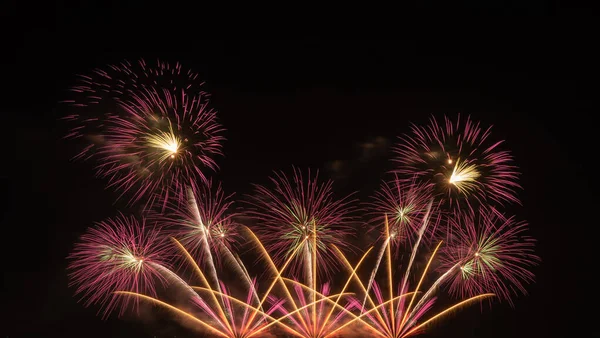 国际烟花节在晚上举行 五彩缤纷的烟火在节日庆典中被隔离在黑色上 新年快乐背景 — 图库照片