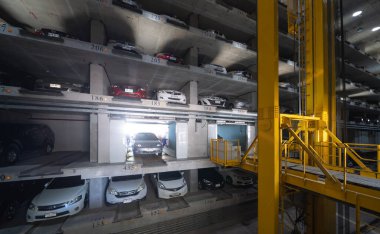 Otomatik sıra halindeki asansör veya asansör park sistemi, mekanik araç yenilikçi materyal ve ulaşım hizmeti kavramında inşa platformları.