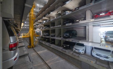 Otomatik sıra halindeki asansör veya asansör park sistemi, mekanik araç yenilikçi materyal ve ulaşım hizmeti kavramında inşa platformları.