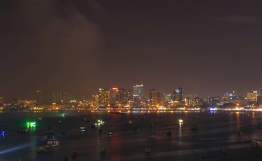 Pattaya Denizi 'nin havadan görünüşü, yaz mevsiminde Tayland plajı, seyahat için mavi gökyüzü olan şehir. Chon Buri geceleri gökyüzüne çıkar..