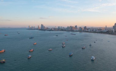 Pattaya Denizi 'nin havadan görünüşü, yaz mevsiminde Tayland plajı, seyahat için mavi gökyüzü olan şehir. Chon buri silueti.