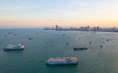 Pattaya Denizi 'nin havadan görünüşü, yaz mevsiminde Tayland plajı, seyahat için mavi gökyüzü olan şehir. Chon buri silueti.