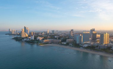 Pattaya Denizi 'nin havadan görünüşü, yaz mevsiminde Tayland plajı, seyahat için mavi gökyüzü olan şehir. Chon buri silueti.