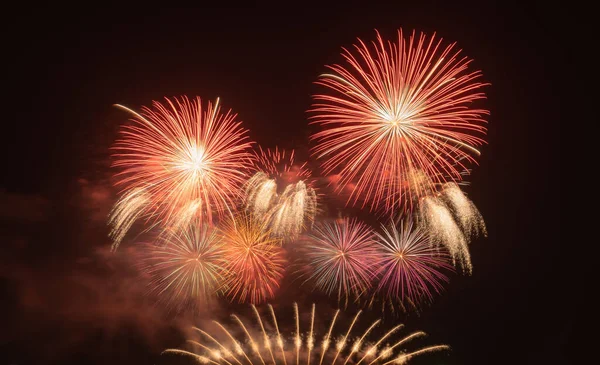 Nemzetközi Tűzijáték Fesztivál Éjjel Változatos Színes Tűzijáték Ünnepek Ünneplés Elszigetelt — Stock Fotó