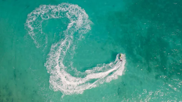 喷气式滑雪板或小船在海水绿松石水面上画出形状的空中俯视图 在夏季冒险到户外的极端娱乐活动 生活方式 — 图库照片