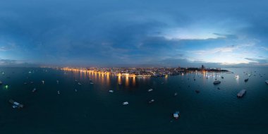 360 Panorama 180 derece açıyla Pattaya Denizi 'nin havasız manzarası, yaz mevsiminde Tayland plajı, seyahat için mavi gökyüzü olan şehir. Chon Buri geceleri gökyüzüne çıkar..