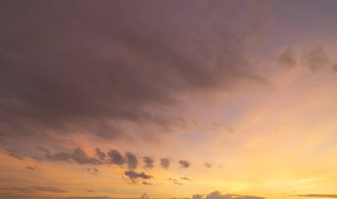 Gün batımı gökyüzü. Soyut doğa geçmişi. Alacakaranlık vakti turuncu renkli bulutlarla dramatik mavi.