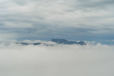 Pofuduk deniz sisli bulutların üzerinde gün doğumunun hava manzarası. Phu Tub Berk, Khao Kho, Phetchabun 'dan güneş ışığıyla dağ tepesi. Sabahları soyut doğa manzarası arka planı.