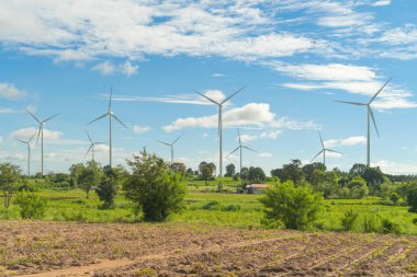 Rüzgar türbinleri veya sanayi fabrikasındaki yel değirmenleri. Güç, sürdürülebilir yeşil temiz enerji ve çevre kavramı. Doğa yeniliği.