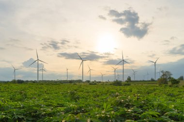 Rüzgar türbinleri veya sanayi fabrikasındaki yel değirmenleri. Güç, sürdürülebilir yeşil temiz enerji ve çevre kavramı. Doğa yeniliği.