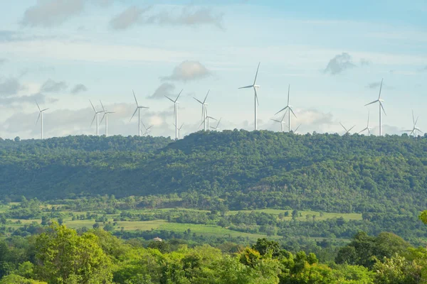 工业厂房的风力涡轮机或风车农场 可持续绿色清洁能源和环境概念 自然创新 — 图库照片