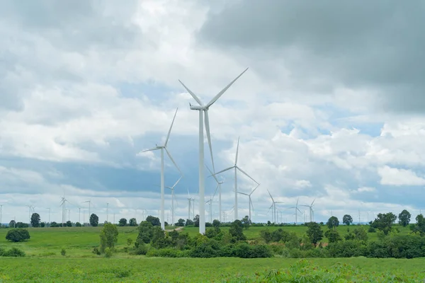 工业厂房的风力涡轮机或风车农场 可持续绿色清洁能源和环境概念 自然创新 — 图库照片