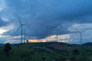 Rüzgar türbinleri veya sanayi fabrikasındaki yel değirmenleri. Güç, sürdürülebilir yeşil temiz enerji ve çevre kavramı. Doğa yeniliği.