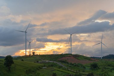 Rüzgar türbinleri veya sanayi fabrikasındaki yel değirmenleri. Güç, sürdürülebilir yeşil temiz enerji ve çevre kavramı. Doğa yeniliği.