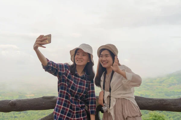 快乐的背包客亚洲的旅游妇女 年轻的女孩 在山上用电话自拍 在国家公园用森林树自拍 自然景观 人们的生活方式冒险 放轻松 — 图库照片