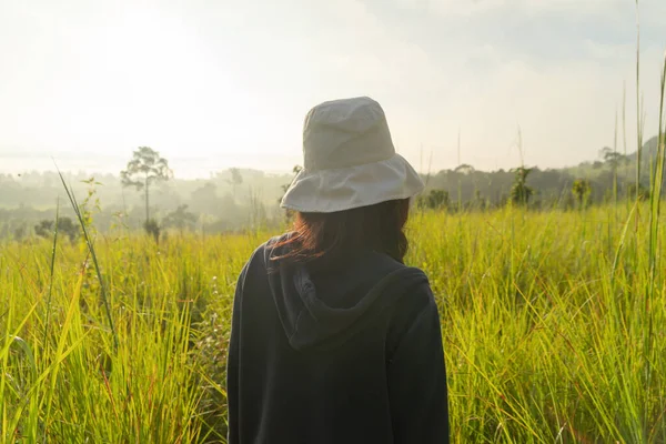 一位背包客亚洲女游客在国家公园的森林里旅行和散步 自然景观 人们的生活方式冒险 放轻松 — 图库照片