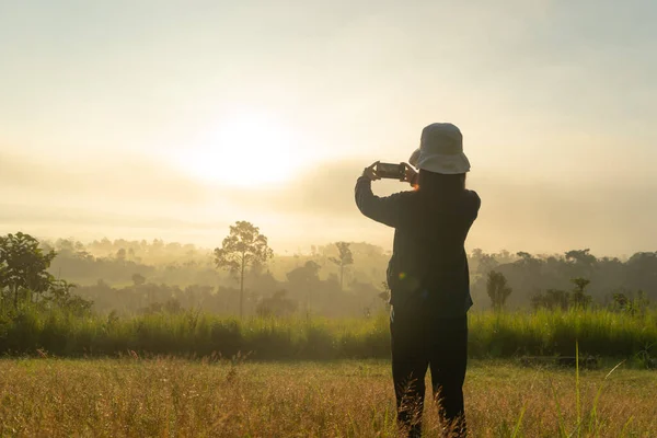 Eine Backpacker Touristin Fotografiert Mit Dem Handy Die Savanne Thung — Stockfoto