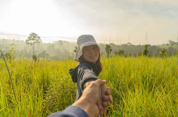 Egy Hátizsákos Ázsiai Turista Utazik Sétál Egy Barátját Fogja Erdő — Stock Fotó