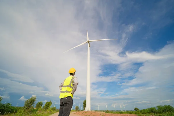 アジアの風車技術者の男性 風力タービンフィールドや農場で現場で働く労働者 再生可能なクリーンエネルギー源の肖像 電力のエコ技術 産業自然環境です — ストック写真