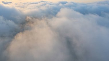 Pofuduk deniz sisli bulutların üzerinde gün doğumunun hava manzarası. Phu Tub Berk, Khao Kho, Phetchabun 'dan güneş ışığıyla dağ tepesi. Sabahları soyut doğa manzarası arka planı.