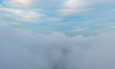 Pofuduk deniz sisli bulutların üzerinde gün doğumunun hava manzarası. Phu Tub Berk, Khao Kho, Phetchabun 'dan güneş ışığıyla dağ tepesi. Sabahları soyut doğa manzarası arka planı.