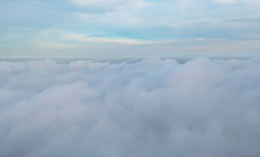 Pofuduk deniz sisli bulutların üzerinde gün doğumunun hava manzarası. Phu Tub Berk, Khao Kho, Phetchabun 'dan güneş ışığıyla dağ tepesi. Sabahları soyut doğa manzarası arka planı.