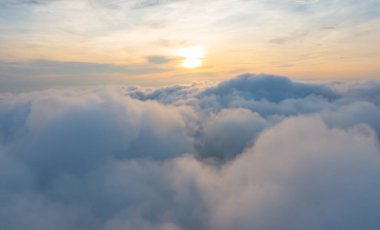 Pofuduk deniz sisli bulutların üzerinde gün doğumunun hava manzarası. Phu Tub Berk, Khao Kho, Phetchabun 'dan güneş ışığıyla dağ tepesi. Sabahları soyut doğa manzarası arka planı.