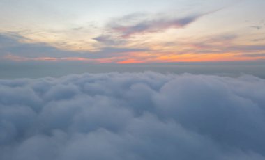 Pofuduk deniz sisli bulutların üzerinde gün doğumunun hava manzarası. Phu Tub Berk, Khao Kho, Phetchabun 'dan güneş ışığıyla dağ tepesi. Sabahları soyut doğa manzarası arka planı.