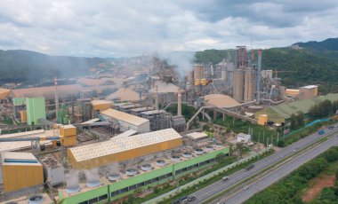 Kömür Santrali 'nin bacadan çıkan dumanlı ve zehirli havalı havası. Fabrika endüstrisi. Enerji veya çevre kirliliği konsepti ile elektrik kulesi doğa orman ağaçları manzara.