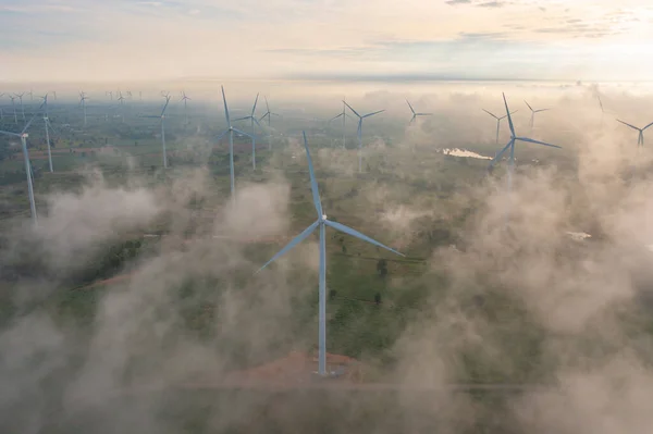 Luftaufnahme Von Windkraftanlagen Oder Windmühlen Industriegebiet Mit Nebel Energie Nachhaltige — Stockfoto