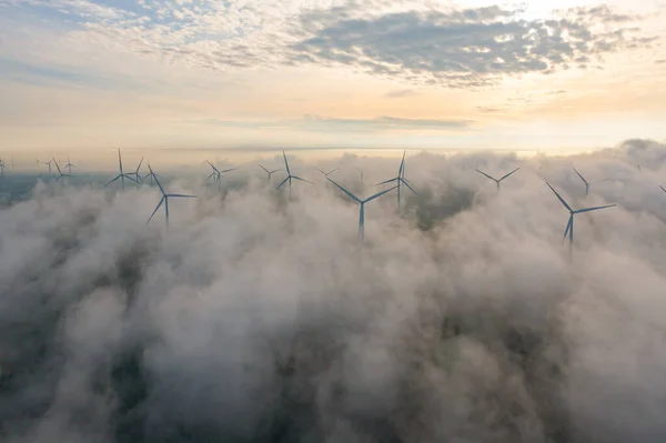 Luftaufnahme Von Windkraftanlagen Oder Windmühlen Industriegebiet Mit Nebel Energie Nachhaltige — Stockfoto