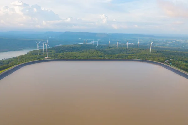 産業工場で湖や川の水と風力タービンや風車の農場フィールドの空中トップビュー 持続可能なグリーンクリーンエネルギー 環境コンセプト 自然イノベーション — ストック写真