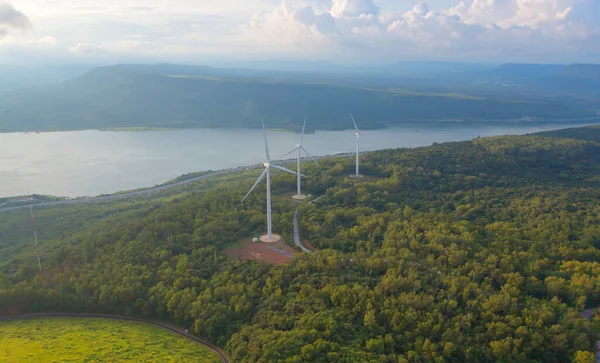 工业工厂的风力涡轮机或风车农场的空中俯瞰 湖中或河中有水 可持续绿色清洁能源和环境概念 自然创新 — 图库照片