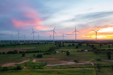 Sanayi fabrikasındaki rüzgar türbinlerinin ya da yel değirmenlerinin hava manzarası. Güç, sürdürülebilir yeşil temiz enerji ve çevre kavramı. Doğa yeniliği.