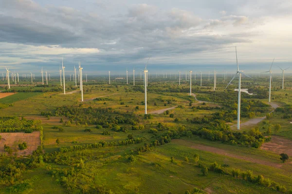 産業工場での風力タービンや風車のファームフィールドの空中ビュー 持続可能なグリーンクリーンエネルギー 環境コンセプト 自然イノベーション — ストック写真